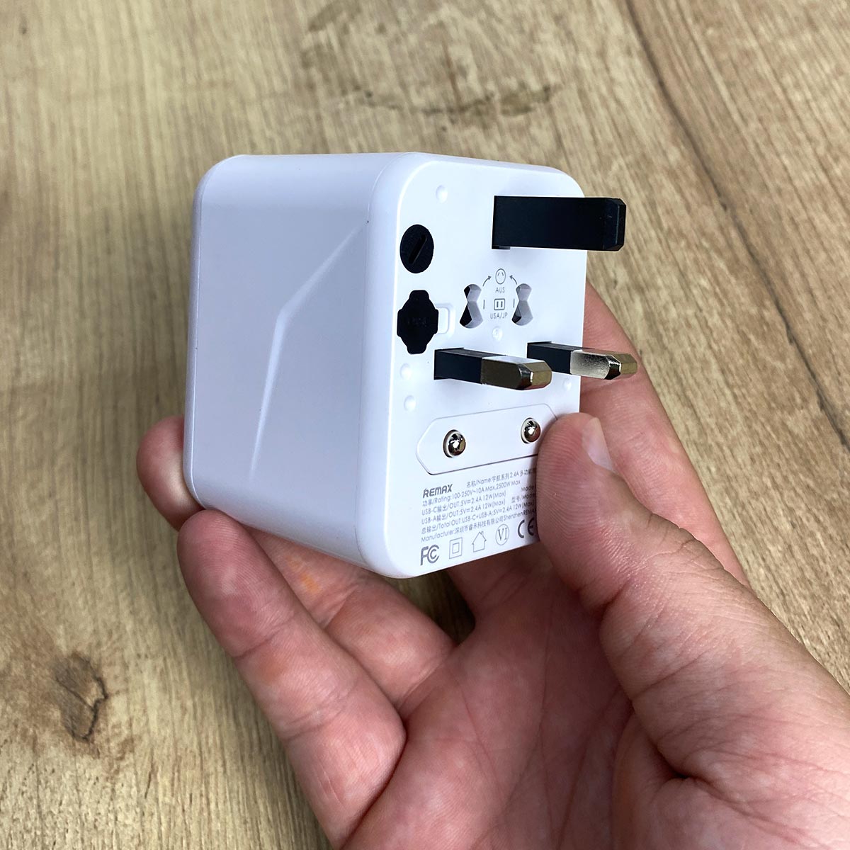 Adaptador Enchufe Universal RP-U23